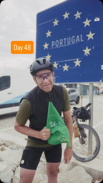 Das war ein Ritt durch Europa. Mit Portugal habe ich nun Land 14 von 14 erreicht und nur noch wenige Kilometer zum Ziel zurückzulegen. 
Heute waren es an Fahrtag 48 - 196km. 
Ich nehme dich noch einmal mit über alle Grenzen welche ich komplett ohne Ausweis überschreiten konnte, selbst bei den nicht EU Staaten. Auch wenn es wieder ein riesiges bikepacking Abenteuer war, freue ich mich auch auf zu Hause - Sachsen. Noch einmal schlafen, dann ist es geschafft, der European Connection Trail - erfahren was Europa bewegt. Dazu empfehle ich euch als ersten Schritt meine People of Europe Interviews, das Buch „Fahrrad, Freiheit, Europa“ schreibe ich in den nächsten Monaten und kommt am 01.03.26 in den Handel. Den Kurz-Film haben wir schon längst begonnen 😉. Bevor es ganz geschafft ist möchte ich meknem großartigen Team danken, die mich perfekt unterstützt haben und unterstützten. Emma - Projektassistenz, Oli - Autor und Presse, Sebastian, Daniel, Dino, Tim und Javier Kamera, Robert - Struktur und die vielen Anderen die mir mit Tipps und Hinweisen geholfen haben. Man kann schon fast sagen: Sachsen Connection.
#europeanconnectiontrail #ect2025 #peopleofeurope 
#Fjallraven #hoja #globetrotterde #focusbikes #shimanogermany #lazersport  #paul_lange_co #sogehtsaechsisch #simplysaxony #RockHead #beastcomponents #CraftYourGravelStory #squirtcyclingproducts #wahooligan #supernovadesign #elektrofreitag #schwalbetires #ErgonBike  #betheenergy
#gravelbike #bikepacking #ridetogether  #cyclingeurope #traveleurope #outdooradventure #outsideisfree #europeandividetrail
.
@fjallravenofficial 
@globetrotterde 
@shimanogermany 
@paul_lange_co 
@focusbikes 
@beast_components 
@squirtcyclingproducts 
@lazersport 
@supernova__design 
@wahoofitnessofficial 
@ergonbike 
@schwalbetires 
@simplysaxony 
@rockhead.bike 
@freitaggruppe