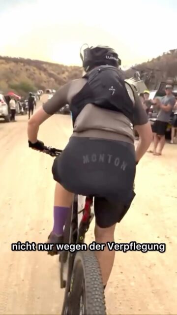 Das war’s! Romy und mein erster Desert Dash in Namibia - in 21:20h auf den 401 Mountainbike Kilometern gerockt.
Seit 15 Jahren auf meiner Bucketlist und nun endlich absolviert. Ja, es war so, nein es war sogar besser, als ich mir das MTB Rennen durch die Wüste von Windhuk nach Swakopmund vorgestellt habe. 
Und das ganze mit Romy… auch wenn wir in der Solowertung gestartet sind, habe wir das Rennen als Team gemeinsam bestritten.
Was bleibt? Ein unglaubliches Abenteuer in einem großartigen Land.
Danke @timmo_grossmann für den mega Support, die Bikes und den Einblick in euer großartiges Land. 
Mehr vom @nedbankdesertdash bald in der Druckausgabe vom @bike.magazin 
#desertdash #namibia #mountainbike #mtb #race #afrika