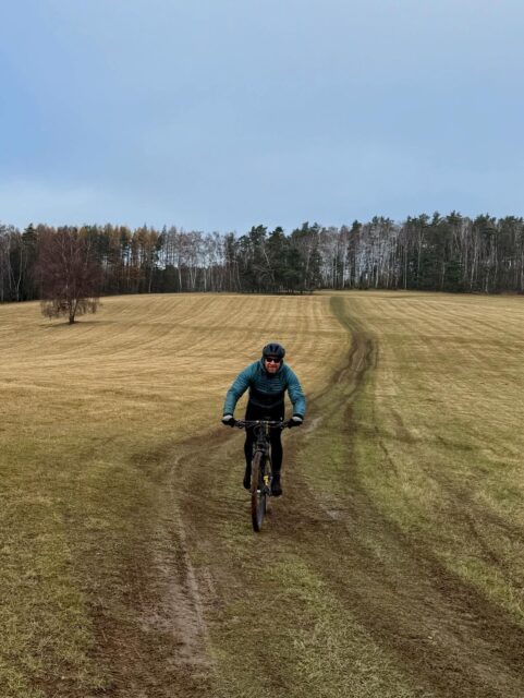 Wenn man noch ein paar Stunden bis zum Abflug hat - dann braucht man auch nicht die klassische Mittwochvormittags MTB Runde um Dresden schwänzen.
In ein paar Stunden dann: Flughafen, Namibia, 35 Grad, Startlinie, 24h für 400km durch die Wüste Namibias beim @nedbankdesertdash Rennen, welches auf jede #mountainbiker #bucketlist gehört.
Ihr wollt mehr erfahren? Dann wartet im nächsten @bike.magazin eine Reportage auf euch. 
#desertdash #bikemagazin #bike #racing