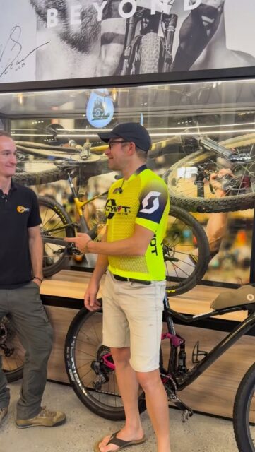 „Du bist nervös“ - aber so was von. Doch bevor es auf die 401 km lange #mtb Hatz des Desert Dashs durch die Wüste Namibias geht, stellt uns @timmo_grossmann noch die Räder vor, welche er Romy @ultraradverliebt und mir zur Verfügung stellt. 
Timmo lebt mit seiner Familie und Namibia und leitet ein Radgeschäft in der Hauptstadt Windhuk. Sein Vater stammt aus Dresden und so hat er einige Jahre bei Carsten vom @bikepointdresden gelernt.
Wir fahren:
Scott Spark
@beast_components Teile
@pi_rope Speichen (Speichen aus Stoff)
Newmen Laufräder
…
Romy und ich starten gemeinsam auf die 401km Solo Strecke für das BIKE Magazin @bike.magazin wo ihr die Reportage dazu bald im gedruckten Heft findet. 
#mountainbike #namibia #racing #desertdash 
@nedbankdesertdash