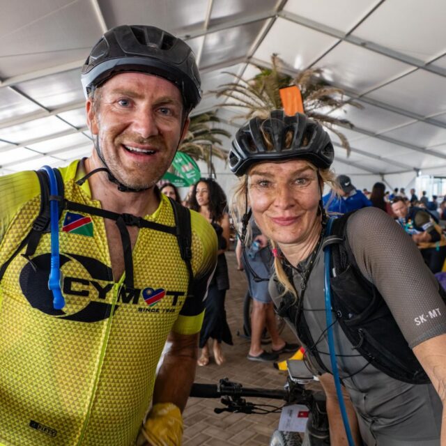 Fertig und geschafft. Im Ziel von Swakopmund nach 401km und 21:28h. Eine ganze Nacht durchgeradelt, gekämpft, genossen, und sich überwältigen lassen. 
Romy Stotz @ultraradverliebt hat sich mit mir in das harte Abenteuer gestürzt - gemeinsam das 21. Desert Dash MTB Race zu bestreiten. Durch die Wüste, von der Hauptstadt Windhuk bis ans Meer. Solowertung, aber gemeinsam fahren. 
Es war verrückt. Das wird Spuren hinterlassen (die körperlichen sind bald wieder weg). 
Die ganze Story vom @nedbankdesertdash dann im @bike.magazin Print.
#mtb #mountainbike #desertdash #namibia #race #outdooradventure