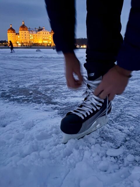 Immer wieder schön. Eislaufen vor der Kulisse von Schloss Moritzburg. 
Dieses Jahr ist leider etwas wenig Wasser im Teich, doch es reicht für eine Schlittschuh ⛸️ Ausfahrt. 
#iceskating #schlittschuhlaufen #moritzburg