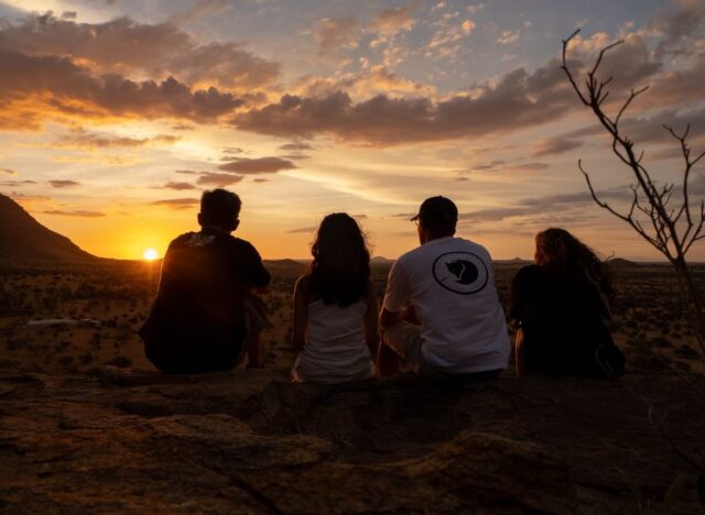 Namibia. Work and Travel - geht auch mit über 40 😀.
Erst kam die Pflicht, dann die Kür. Voller und Abwechslungsreicher hätten die 8 Tage in dem atemberaubenden Land nicht sein können.
Begonnen mit dem 401km langem MTB-Rennen @nedbankdesertdash durch die Wüste, gemeinsam mit Romy Stotz @ultraradverliebt für das @bike.magazin und Mega Support der deutschstämmigen Familie Großmann vor Ort @timmo_grossmann , weiter mit frühmorgentlicher Schreibarbeit über das Dash und an meinem Buch über meinen sommerlichen ‚European Connection Trail‘, in HaliGali mit der Familie am Nachmittag. Buschtouren, wilden Tieren, Farmen, heftigen Gewittern und vielen tollen Begegnungen.
Ich komme wieder - denn eigentlich habe ich noch gar nichts gesehen.
#namibia #desertdash #wildlife #workandtravel