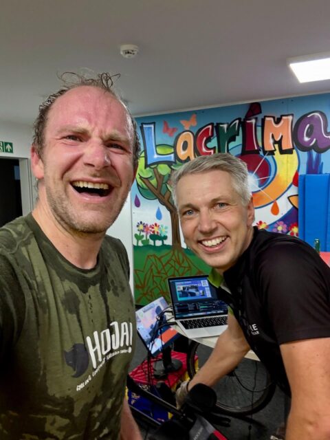 Letzte Aktion des Jahres. (Mensch habe ich geschwitzt. 😁) Höhenmeter strampeln mit Matthias Breitkopf für seine @radler_helfen Aktion zu Gunsten der Lacrima Trauerhilfe für Kinder von den @johanniter_dresden . 
Warum? Klar- um Spenden zu sammeln ohne welche es nicht geht. Schaut mal unter www.radler-helfen.de und lasst eine kleine Spende da. Danke @danilo_dd83 für dein Engagement. 
Auf der Rolle 10x 1.000 Höhenmeter… den Alpe du Zwift hoch. 12,2km, 1036 Höhenmeter und 8,5% Durchschnittssteigung. 
#lacrima #johanniter #radlerhelfen