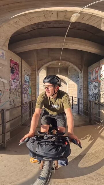 Es geht los: auf die Bühne, auf die Leinwand. Meine Geschichte - „Fahrrad, Freiheit, Europa.“
Kommst du rum? Z.B. zu meinem großen Heimvortrag
am 08. April in Dresden in @schauburgdresden bei @_bilder_der_erde_ und in vielen anderen Städten und auch in fast allen @globetrotterde Filialen. Schau gern auf meiner Homepage vorbei: www.european-connection-trail.com/termine
.
„7.000 km, 14 Länder, ein Gravelbike: Markus Weinberg folgt dem »European Connection Trail«, um Europas echte, versöhnliche Geschichten zu finden - im wilden Norden, im dichten Mitteleuropa, im stillen Spanien. Ein Abenteuer über Freiheit und Verbundenheit im Sattel.“
.
In bester Zusammenarbeit mit:
@fjallravenofficial
@globetrotterde
@schwalbetires
@simplysaxony
@rockhead.bike
@freitaggruppe
@beast_components
@ergonbike
@wahoofitnessofficial
@shimanogermany
@paul_lange_co
@focusbikes
@lazersport
@squirtcyclingproducts
@supernova__design
.
#europeanconnectiontrail #ect2025 #peopleofeurope
#gravel #geavelbike