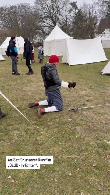 Am Set fĂŒr unseren Film âBĆUD Irrlichterâ auf dem @hoellberghof
.
Eine Geschichte, welche im ausgehenden 30jĂ€hrigen Krieg auf einem sorbischen Hof spielt. Vom Genre her könnte man fast Western sagen, mit Schlachten, Gewalt, Glauben und einem Geheimnis, welches es zu lĂŒften gilt.
.
Riesen Dank an unseren toller Cast:
@nikolai_arnold_actor
@th.ziesch
@oliverwalser_actor
@lena_hauptmann_music
@stefanie_masnik
@dean_heartx
.
Dem @awego_horsesandstunts
mit @alex.knpp und @nico.h.1805
.
Dem super Reenactment Team von @ravelin2.magdeburg
.
Dem ganzen Kamera-, Licht-, Tondepartment, VFX, Requisite, Maske, Szenenbild, Catering.
.
Der Produktion um:
@centrefilms
@kristijonas
@weinbergmarkus
@tobyver
Lea Fiedler
.
Kamera: @ben_wieg
Regie, Drehbuch: @andreas.dahn
.
UnterstĂŒtzern wie:
@carlundcarla.de
@vantagefilmofficial
@ludwig_kameraverleih
@awego_academy
@AWO Familienzentrum
Freiwillige Feuerwehr Langengrassau
#bludmovie #irrlichter #irrlichterkommen #movie shooting