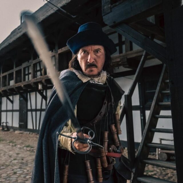 Faces of „BŁUD - Irrlicht“ Filmdreh - Teil 1 der mehr als 50 köpfigen Crew am Set. 
Jeder bringt seine Passion ein.
Vom Cast, dem Licht-, Ton-, & Kameradepartment, Maske, Requisiten, Setdesign, Szenenbild, VFX, Catering, Runner, Pferdestuntteam, Produktion, Reenactment Team, AWO Hosting, Freiwilligen Feuerwehr, @hoellberghof Verein und so vielen mehr. 
Das waren die ersten vier Drehtage, weitere vier Folgen. 
#Bludmovie #irrlichter #irrlichterkommen