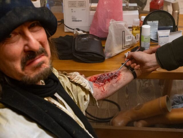 Abgedreht: BĆUD - Irrlicht. Was fĂŒr geniale sieben Drehtage auf dem @hoellberghof
.
Eine Geschichte, welche im ausgehenden 30jĂ€hrigen Krieg auf einem sorbischen Hof spielt. Vom Genre her könnte man fast Western sagen, mit Schlachten, Gewalt, Glauben, Pferdestunts und einem Geheimnis, welches es zu lĂŒften gilt.
.
Riesen Dank an unseren toller Cast:
@nikolai_arnold_actor
@th.ziesch
@oliverwalser_actor
@lena_hauptmann_music
@stefanie_masnik
@dean_heartx
.
Dem @awego_horsesandstunts
mit @alex.knpp und @nico.h.1805
.
Dem super Reenactment Team von @ravelin2.magdeburg
.
Dem ganzen Kamera-, Licht-, Tondepartment, VFX, Requisite, Maske, Szenenbild, Catering.
.
Der Produktion um:
@centrefilms
@kristijonas
@weinbergmarkus
@tobyver
Lea Fiedler
.
Kamera: @ben_wieg
Regie, Drehbuch: @andreas.dahn
.
UnterstĂŒtzern wie:
@carlundcarla.de
@vantagefilmofficial
@ludwig_kameraverleih
@awego_academy
@awoffz
Freiwillige Feuerwehr Langengrassau
#bludmovie #irrlichter #irrlichterkommen #movie shooting