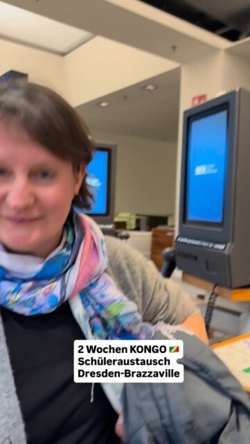 Kongo 🇨🇬. 2 Wochen Schüleraustausch Dresden - Brazzaville. Seit 1975 besteht die Partnerschaft der zwei Städte. Damals die erste Partnerschaft zweier deutscher großen Städte. Untergebracht in Gastfamilien, wird das ein einmaliges Erlebnis für die 8 und 10 Klässler der 145. Oberschule Pieschen. Alles Schüler, welche französisch als Zweitsprache haben und das Abenteuer wagen. Begleitet von ihren Lehrerinnen Karolin und Tina, sowie des Initiators des Austausches Jochen Lagerein. Ich begleite die Reise als Journalist und Filmemacher. Auch für mich kein alltäglicher Ausflug. Bereits vor 6 Jahren durfte ich im Kongo zu Gast sein und freue mich nun zu schauen was sich entwickelt hat.
@liebe.elise 
@ichbindu_2.0 
marlxn_kmlr 
@landeshauptstadt_dresden 
#dresden #brazzaville #kongo #schüleraustausch #partnerstadt