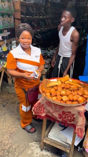 First impressions from Brazzaville in the Congo. Student exchange between Dresden and the Congolese capital. Including a reception at the city council and with the mayor, as well as with Dr. Reuss, the German ambassador.
#congo #brazzaville #dresden #studentexchange #africa
