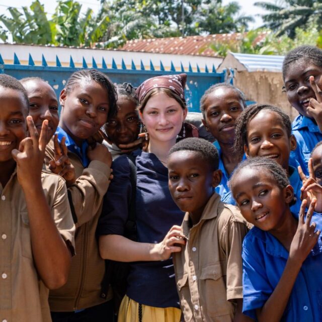 Die Vorreiter: 10 Tage im Kongo/ Brazzaville mit vier Jugendlichen der 8. und 10. Klasse der 145. Oberschule aus Dresden und ihren beiden französisch Lehrerinnen Tina und Karolin. Von Kulturschock bis Begeisterung, Armut bis grenzenlosen Reichtum. Wenig Strom, oft kein Wasser oder Bad, und trotzdem achtet hier jeder auf sich. 
Abenteuer lauerten täglich: Einladung beim Stadtrat der Millionenstadt. Empfang beim Dr. Botschafter Dr. Reuss. Amtsbestätigungsfeier beim Staatspräsidenten, Bootsfahrt auf dem Kongo. Viel Unterricht in der Partnerschule Notre Dame du Rosaire und vieles mehr. Und einer waschechten Überraschung im Team.
Mit an Bord Initiator des Schüleraustausches Jochen Lagerein. Ziel: den Schüleraustausch erproben und auf nachhaltige Beine stellen. Schon im September sollen Schüler aus dem Kongo in Dresdner Gastfamilien kommen. Denn Dresden und Brazzaville sind Partnerstädte seit 1975.
#dresden #brazzaville #kongo #schüleraustausch #partnerstädte