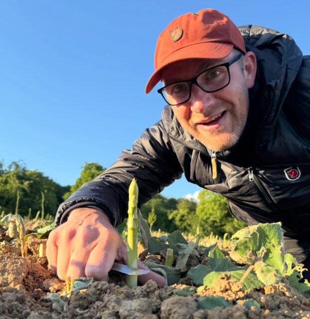 The season can begin! :-) Asparagus hunting, paired with a glass of wine and a good book, is sure to be a hit. My recommendation: „Fahrrad Freiheit Europa“ by Markus Weinberg.
#spargelsaison