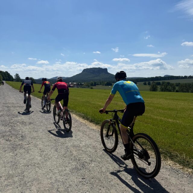 MTB - Sonntagsrunde in die Sächsische Schweiz und ich auf dem Gravel munter mit. Festung Königstein, Panoramaweg, Labyrinth, SchockoManufaktur, Malerweg und Kapelle… und und und.
#hometrails #gravel #sundayride
