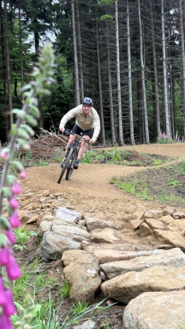 NEW - Testride auf den Borderless Trails Sebnitz und Dolní Poustevna welche am kommenden Wochenende Teileröffnen. Samstag, 13.06. könnt ihr 16 Uhr mit mir eine 15 km Runde fahren mit 450 HM. Fahrzeit ca. 1,5h. Treffpunkt vor dem SoliVital Sebnitz.
🔜 19 Uhr dann Vortrag: „Vom RockHead nach Europa“ ebenfalls im SoliVital.
Mehr Infos: www.borderless-trails.bike
(Und immer schön Helm tragen 🫣 - unbeabsichtigt vergessen)