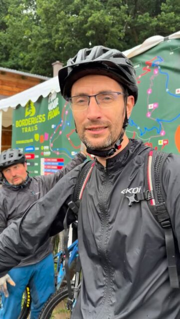 Neuer Trailpark (Teil-)eröffnet. Die Borderless-Trails tragen die Idee schon im Namen: grenzenloses biken zwischen Deutschland und Tschechien.
Über 30km, auf 15 gebauten Trails sollen es mal werden. Zur gestrigen Eröffnungsveranstaltung in Sebnitz (Sachsen) sind drei Trails auf tschechischer Seite an den Start gegangen. Erste Stimmen im Video unter anderem von: Barbara Klepsch (Sächsische Staatsministerin für Kultur und Tourismus); Ronald Kretzschmar (Bürgermeister Sebnitz); Josef Žid (Tschechische Ministerium für Regionalentwicklung); Alexander Arpaci (Bikeplan); Martina Böhme (Übersetzerin), den Sebnitzern: Ingo Loth, Kurt Ender u.a.
Die ganze Reportage in der nächsten @bike.magazin Ausgabe.
#trailpark #borderlesstrails #mountainbiken #mtb #saechsischeschweiz