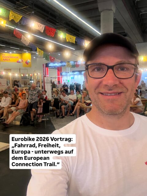 Trotz Reisewarnung der Bahn - heute stand die Eurobike Radmesse auf dem Programm, doch eine Frage liegt in der Luft: Wie weiter mit der Eurobike? Ich muss ja sagen, dass ich die Infrastruktur, den Rahmen drumherum gut finde. Anders als die anderen Messen, hat sie Tiefe, Möglichkeiten, etc. aber seit die Messe in Frankfurt ist, haben Nähe und eine gewisse Authentizität, und diesmal auch die Ausstellerbreite gefehlt. Wie einen Ort gestalten, der Messe ist, einen professionellen Rahmen hat und wo sich trotzdem Aussteller, Fachpublikum und Besucher wohlfühlen? War es das nun mit der EB? Schafft sie noch mal sich neu zu erfinden, seit der Ansage von Köln neue Leitmesse werden zu wollen, einer starken Cyclingworld in Düsseldorf im Auftritt, aber ausbaufähig in der Tiefe? 
Auf jeden Fall war es spannend da zu sein, 32 Zoll, 36 Zoll Laufräder zu sehen, wenige Kollegen zu treffen und auch einen Vortrag auf der Adventure Bühne halten zu dürfen. Kurz aber herzlich - und das letzte Mal?