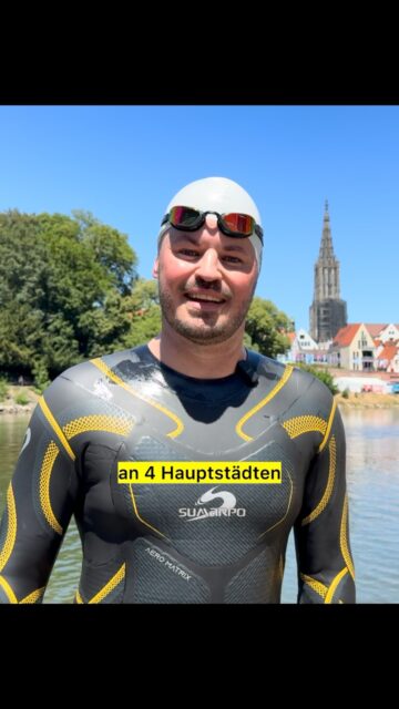 🏁 Fast pünktlich um 8:30 Uhr sprang der erfahrene Dresdner Extremschwimmer Dr. Joseph
Heß an der Donauquelle in Donaueschingen symbolisch in die Donauquelle, um seinen
außergewöhnlichen Weltrekordversuch zu starten.
Nachdem er bereits Elbe und Rhein durchschwommen hat beginnt, nach 1,5 Jahren Vorbereitung, seine rund 2.850 Kilometer lange Reise durch zehn Länder bis ins Schwarze Meer.
👉 Im eingefassten Quellbrunnen misst Hess kühle 12 Grad und nimmt eine erste Wasserprobe für die Forschung, bevor er den ersten symbolischen Schwimmzug durch das Becken startet -
unter den Augen einiger Journalisten, Partner und Interessierte.
Das eigentliche Schwimmen startete 160 Kilometer weiter östlich gegen 14 Uhr vor der
Altstadtkulisse von Ulm. Ab hier ist die Donau beschwimmbar.
👉 Begleitet von Begleitbooten plant Heß die Donau in maximal 60 Tagen zu bezwingen.
👉 Seine Expedition ist zugleich ein wissenschaftliches Umweltprojekt. Entlang der gesamten
Strecke entnimmt Heß nach wissenschaftlichen Vorgaben Wasserproben, damit diese auf
Verschmutzung und Mikroplastik untersucht werden können.
Am Start mit dabei ist das Team der Mikroplastik-Expertin Dr. Katrin Schuhen (Wasser 3.0
aus Karlsruhe/ Baden-Württemberg). Sie analysiert in ihrem Labor in Landau die
genommenen Proben und erstellt daraus erstmals eine durchgehende Mikroplastik-Kartierung
der Donau. Die Ergebnisse fließen in eine wissenschaftliche Auswertung und
Handlungsempfehlungen für Politik und Gesellschaft ein.
.
🎥 Begleitet wird die Expedition abschnittsweise vom Dresdner Filmemacher und Journalisten
Markus Weinberg und @javiersobremazas . Aus dem Material entsteht der Dokumentarfilm
„2850km – INVISIBLE“.
Während der rund zweimonatigen Expedition können
Redaktionen kontinuierlich mit aktuellem Material und Beiträgen direkt von unterwegs
versorgt werden.
👉 Interesse Impact- und Auswertungspartner für den Film zu werden? Gern direkt PM.
#donau #donauschwimmer #everystrokecounts #documentary #movie