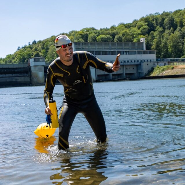 Endlich unterwegs: heute Tag 3 von @joseph___hess bei seinem Weltrekordversuch die ganze Donau über 2600km hinunter zu schwimmen und dabei noch auf Mikroplastik zu untersuchen. 
Auf vieles muss er achten: Ohrenschutz, Vaseline gegen Reibstellen, Genehmigungen bei den Wasserschifffahrtsämtern, genügend Essen und ja, trinken!!… Sozial Media, Partner, Familie und sein ganzes Begleitteam und noch ausreichend schalfen, bei 10-12 Stunden im Wasser. So eine Expedition ist soviel mehr als schwimmen. Ende August, Anfang September will er nach 10 Ländern am Schwarzen Meer sein. 
#donau #donauschwimmen #expedition #againstmikroplastic