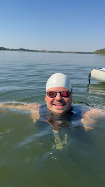 Die Hälfte der Donau ist durchschwommen. Mit Belgrad erreicht der Dresdner Langsstreckenschwimmer @joseph___hess nach Wien, Bratislava und Budapest die vierte Hauptstadt: Belgrad in Serbien. Nur hat die 1,7 Mio Stadt keine Kläranlage und aller Schmutz fließt in den Fluss. Es stinkt zum Himmel.