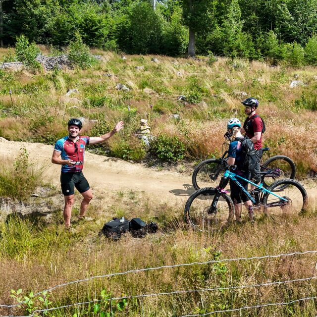 Für das @bike.magazin habe ich dem neuen Trailpark in der sächsisch-böhmischen Schweiz einen Besuch abgestattet. Der Name verspricht es schon „Borderless Trails“ @borderlesstrails.bike , ein grenzüberschreitendes Bikeangebot. Doch Achtung, wer die zukünftigen 15 Trails fahren möchte, benötigt einiges an Kondition oder kommt gleich mit dem E-Bike. Denn die ca 32 Km haben es in sich und überwinden crica 160 Höhenmeter pro Abfahrt. Noch ist nicht alles fertig, aber vor allem auf tschechischer Seite sind schon Trails befahrbar.
Gute Einstiegspunkte sind das SoliVital in @sebnitz.de und die Teiche nähe Bahnhof in @dolnipoustevna .
Wie es zum Park kam: dazu lest ihr mehr im Artikel: https://www.bike-magazin.de/touren/europa/borderless-trails-im-boehmischen-wald-auf-deutscher-seite-wird-nun-geschaufelt/
.
Mit dabei waren @kurt.727 Vendula und auch @ingo.loth haben wir getroffen.
.
#mountainbike #mtb #bike #bikemagazin #borderlesstrails