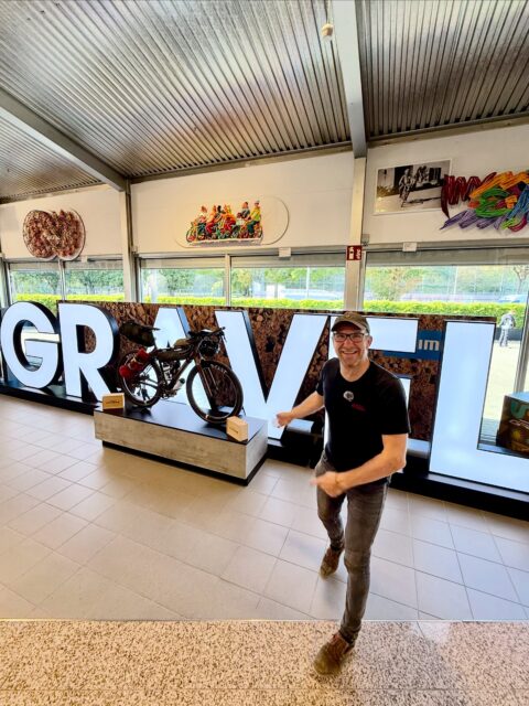 Gravelabenteuer auf Reisen. Danke an @paul_lange_co für die Einladung zu eurer Hausmesse nach Stuttgart und den wunderbaren Support auf meinen filmischen Abenteuern. 
Schön, dass ich euch begeistern konnte mit dem „European Connection Trail“ und dem daraus entstandenen Buch „Fahrrad - Freiheit - Europa“. Im Winter zeigen wir bei euch den Kinofilm dazu, das wird tolle. 🤗
Der Tag endet mit einem Abendessen, tollen Gesprächen und einigem an Inspiration. Danke an Bernhard Lange, Paul-César Lange, @izzyberlijn , @czpaze , @floholczer ,  @silvi_van_der_frank , Sebastian und so vielen mehr. 
.
@globetrotterde 
@fjallravenofficial 
@focusbikes 
@schwalbetires 
@beast_components 
@simplysaxony