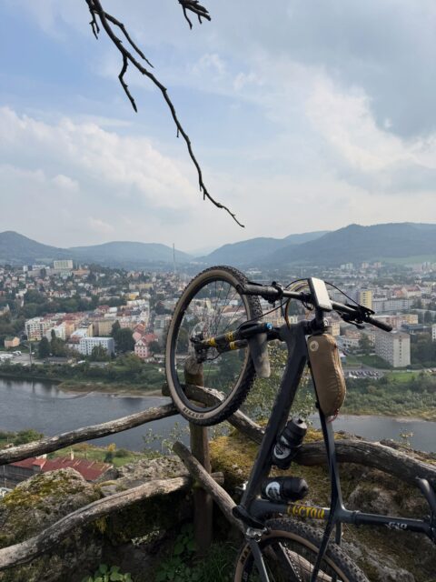 Beste Geburtstagstour und MTB vom Feinsten. Ostrov, Schneeberg, Decin. Da hat die Torte zu Hause gleich doppelt geschmeckt.
#mtb #mountainbike