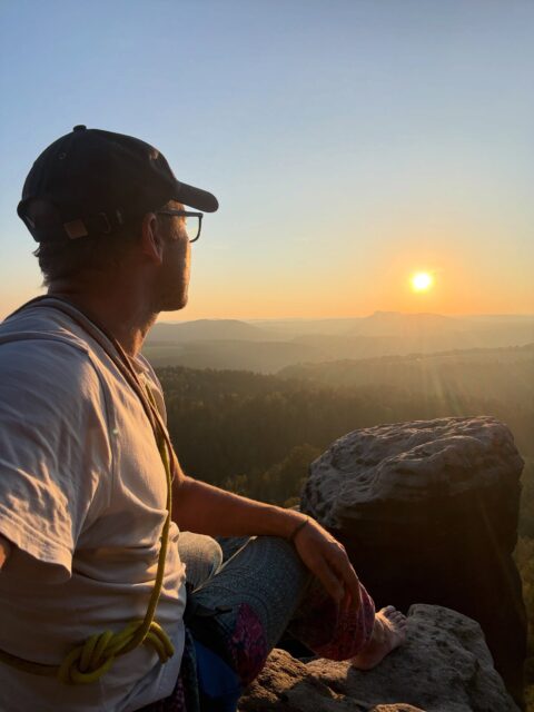 Vorbereitung auf den nächsten Dreh.
Geht der Freerider auch auf sächsisch? Das versucht @anton_schroeter innerhalb von 24 Stunden, mit über 20 der schwersten Routen am Falkenstein nach zu klettern. Darunter schwere Klassiker wie Buntschimmernde Seifenblase oder auch Vakuum.
Und für mich? Ich bin etwas eingerostet beim Klettern, aber auf der Spur meiner Jugend 😎 Nach Jahren stehe ich wieder auf dem Falkenstein. Zum Dienstag über den Schusterweg.