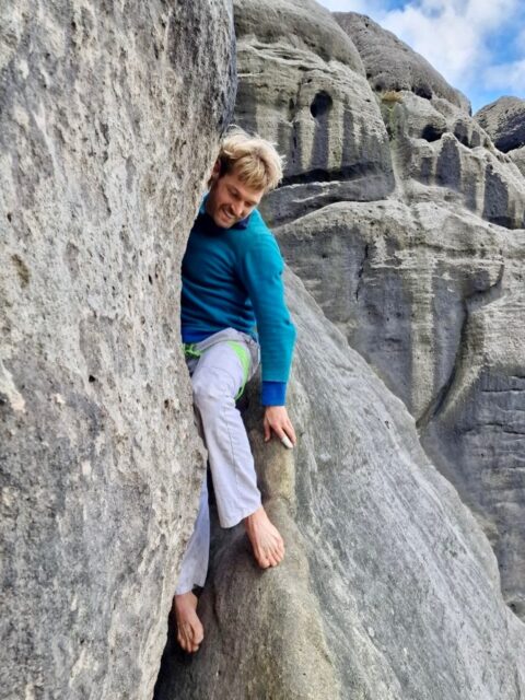 Geschafft. Anton hat einmal den berüchtigten „Freerider auf sächsisch“ geklettert. 20 der schwersten Wege hintereinander - das ganze am Falkenstein in der @saechsischeschweiz . Glückwunsch an @anton_schroeter jnd großen Dank an das gesamte Team. Wahnsinns Leistung. Jetzt heißt es erst mal Material sichten und einen Film schneiden.
Foto by Torsten, Raimund, Markus